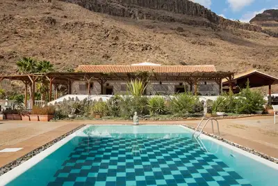 Image de Finca Rural Los Tanquillos\" avec vue sur la montagne, piscine, Wi-Fi, A/C, terrasse et jardin