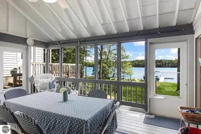 Image de Lakefront Bliss: Spacious Home on Lake Ann perfect for Large Family 25 min to Tc