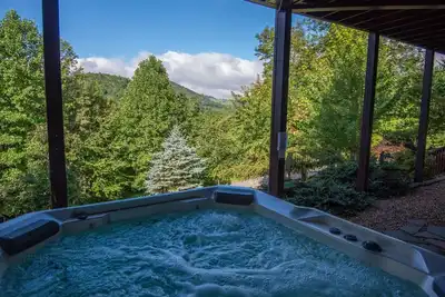 Image de Todd Log Cabin w/ Views + Hot Tub + Gas Fireplace + Game Room