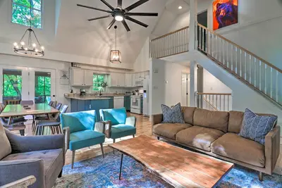 Image de 2 Mi to Sapphire Resort: Home w\/ Hot Tub & Games!