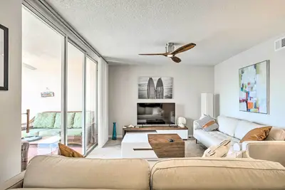 Jupiter Bay Condo w/ Pool < Half Mile to Beach!