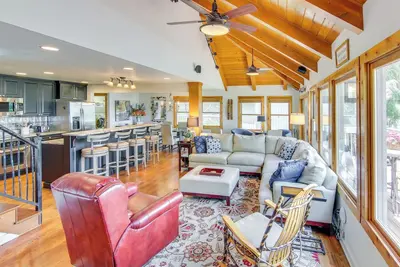Image de Deck & Game Room: Blue Ridge Mountain Home!