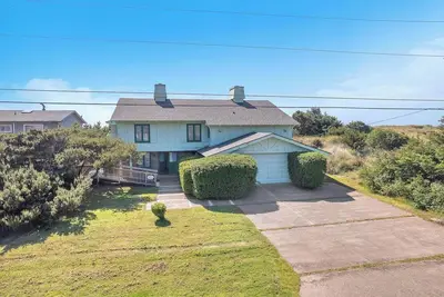 Image de Spacious Pet Friendly Oceanfront Home with Fenced Yard, Large Deck, Beach Access