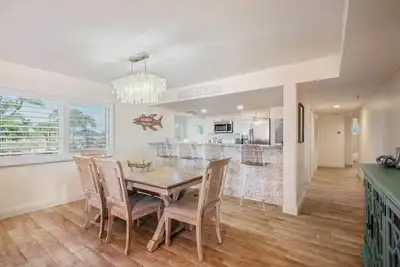 Image de 2/2 Bright and Luxurious, Balcony Walk Out to the Pool & Beach