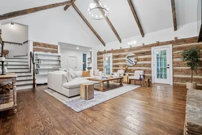 Image de *Newly Renovated Luxury Designer Farmhouse on a 35-Acre Farm, Private and Gated!