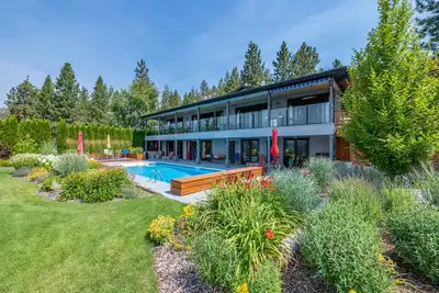 Image de Villa Views, heated pool, private gardens and lakeview. 6 private suites!