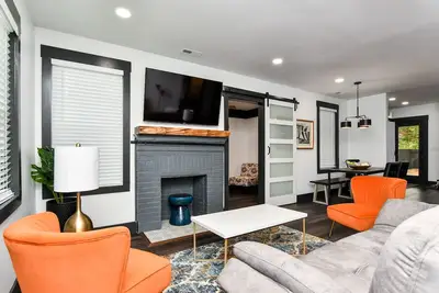 Image de 5 Minutes to Downtown + Pet Friendly + King Bed!
