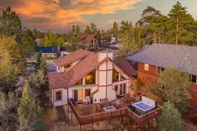 Image de Cabin with a Million Dollar View! Game room, Pool table and Hot tub!