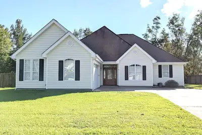 Image de Spacious 3 bed 2 bath. Quiet neighborhood, walk to beach, pool table.