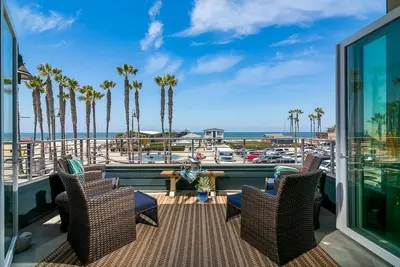 Image de Ocean View 3 Bedrooms Condo, just steps from the park, pier & water!