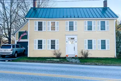 Image de 1820 Federal Style Home located on the beautiful Black River