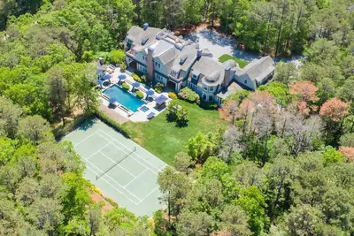 Image de Chic Hamptons Retreat in Watermill with Tennis, Pool, Spa, Steam Room, and Gym