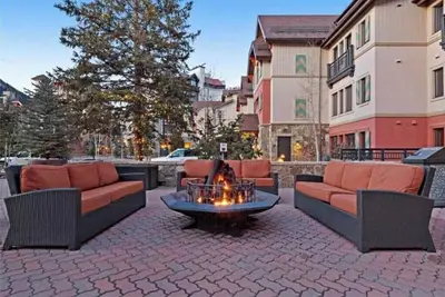 Image de 4 Br ski-in/ski-out condo in Lionshead w/ mountain views, slopeside pool & more!