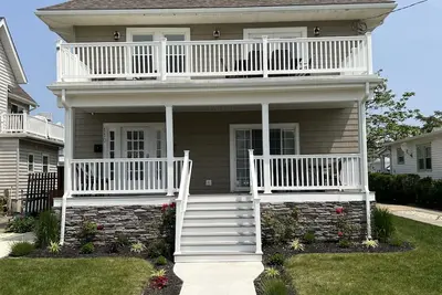 Image de Ocean View, 4 houses from the beach! Comprised of 2nd & 3rd floor with balcony!