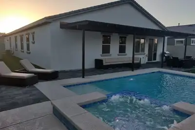 Image de Brand New 4 Bedroom Home, Private Pool, 5 Min to Airport!