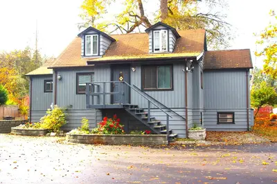 Image de Riverside Resort - House on the River (4 Bed 3 Bath Character House)