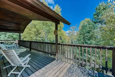Image de Dog-friendly cabin-inspired home with sauna, hot tub & trails - near golfing
