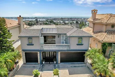 Image de Luxury Newport Beach Home with Panoramic Ocean Views