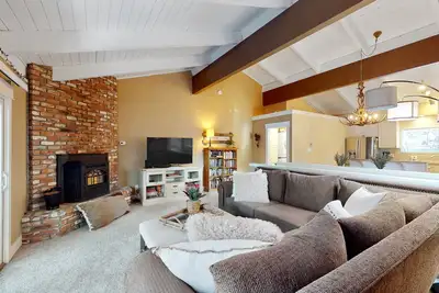 Image de Charming condo with high-speed WiFi, pellet stove, pool, & games
