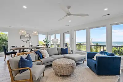 Image de Ocean Views | 2nd Row | Heart of Ei | Newly Renovated! !