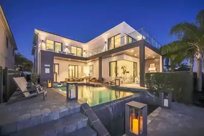 Image de Modern Sunset Mansion | Newly Renovated, Pool with Spillover Spa, Game Room, and Theater Room