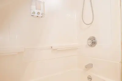 Image de Luxury King Suite in Waterbury. 3 Bedroom. Essentials Close-By,