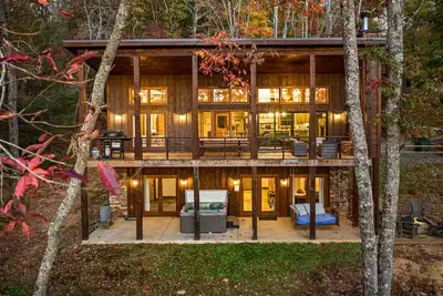 Image de Luxe Mountain Chalet- Hot Tub, Wi-Fi, Fire Pit, Game Room - Mins to Blue Ridge