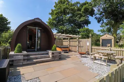 Lapwing Lodge, romantic, with hot tub in Lancaster