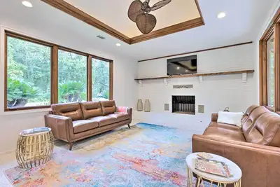 Image de Mid-Century Dream Home < Half-Mile to Beach!