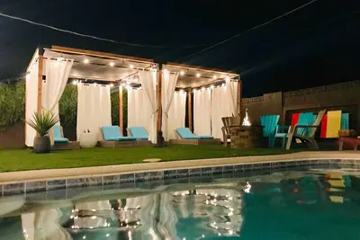 Image de The Phoenix 🔥, 3 min to Old Town, Heated pool ⛱️, Resort-like backyard 🌴