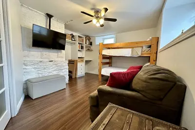 Image de A bright suite with lots of room for fun and relaxation, just 5 minutes from the Halifax ferry!