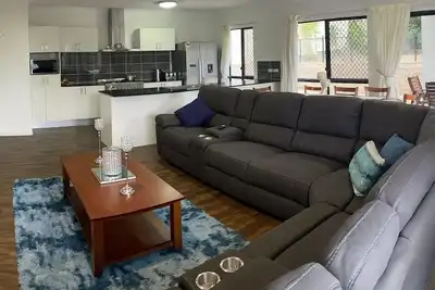 Image de Palm Cove Holiday Retreat-2 Story, 4 Bedroom House with Ocean & Rainforest views