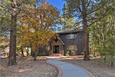 Image de Hidden Wolf Retreat by Destination Big Bear : Amazing Ski Slope Views in Upper Moonridge! Pool Table!