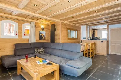 Image de \"Chalet Triplex 12 Pers à Val Thorens - 4 Flocons Or, Cheminée, WiFi, Proche Pistes et Commerces\"