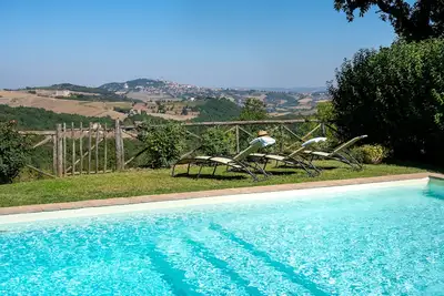 Image de Casale Torregentile, sleeps 10 in comfort and style. Superb views, A\/C