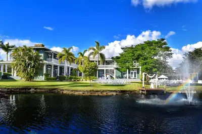 Image de Saint Patrick Palace - Private 6, 389 Sq Ft Estate w\/ Pool and Guest Cottage