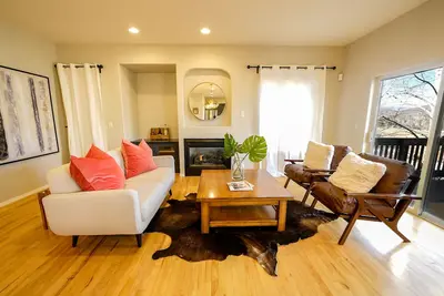 Image de Modern Home | Private Hot Tub | Walk to Beaver Creek Shuttle | Ev Charging