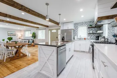 Image de Stunning Three Bedroom Lake Escape