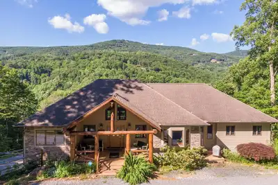 Image de Boulder Sky at River Run - Views, hot tub, firepit, pool table, close to Banner Elk & skiing!