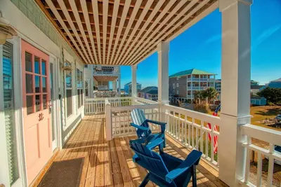Image de Oceanview and waterway view townhome, elevator, pool!