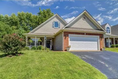 Image de Family-friendly single home/Walking distance to shopping center and restaurants