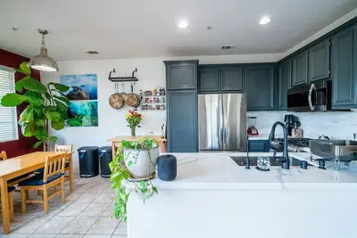 Image de Entire Condo 5 Minutes From the Beach and Downtown