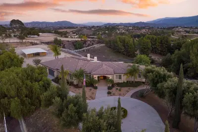 Image de Bear Bridge by AvantStay | Hilltop Haven in Temecula w\/ Views!