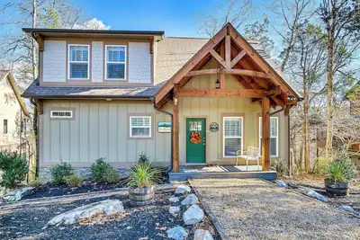 Image de Beautiful mountain home with modern features Gas fire-place on the screened deck