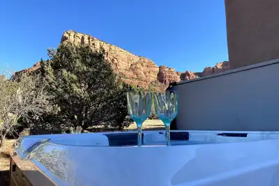 Image de Discover Sedona Fox Den: a luxury 3-bedroom retreat with stunning red rock views.