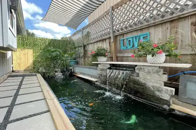 Image de Urban Cascades boho chic 🏠  30’ private koi pond.