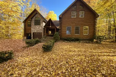 Image de Rustic Log Cabin Retreat across from Lake Leelanau