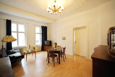 Image de Spacieux, immeuble ancien rénové avec une salle de bain redessinée et 2 balcons