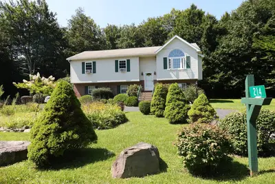 Image de 3-Br Mt. Pocono Getaway with Indoor fireplace on Serene Acreage