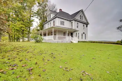 Image de Historic Victorian Farmhouse w/ Porch & Views!